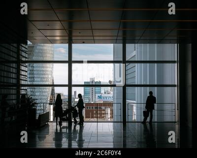 Nagoya, Aichi, Japan - Stadtbild vom Bahnhof Nagoya. Blick auf die Stadt. Silhouette von Menschen, die aus dem Fenster schauen. Spiralgebäude. Wolkenkratzer. Stockfoto