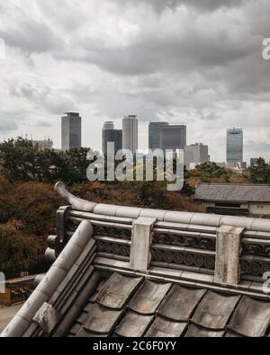 Nagoya, Aichi, Japan - Blick auf Nagoya von der Burg Nagoya an bewölkten Tagen. Wolkenkratzer in der Nähe der Nagoya Station. Traditionelles japanisches Ziegeldach. Skyline. Stockfoto