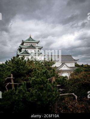 Burg Nagoya mit dunklen Wolken in Nagoya, Aichi, Japan. Das Zentrum der wichtigsten Burgstädte. Einzigartiger Stil der Konstruktion. Stockfoto