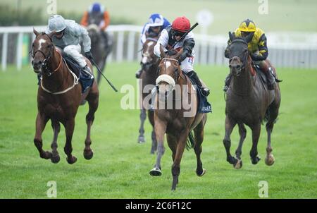 Dame Malliot, die von Hollie Doyle geritten wird, gewinnt die Tattersalls-Einsätze der Prinzessin von Wales am ersten Tag des Moet and Chandon July Festivals auf der Newmarket Racecourse. Stockfoto