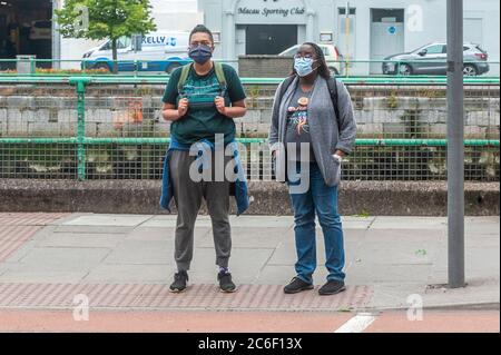 Cork, Irland. Juli 2020. Menschen tragen Gesichtsmasken in Cork Stadt, um sich vor Covid-19 zu schützen. Quelle: AG News/Alamy Live News Stockfoto