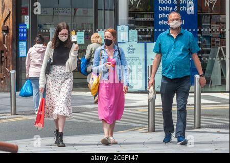 Cork, Irland. Juli 2020. Menschen tragen Gesichtsmasken in Cork Stadt, um sich vor Covid-19 zu schützen. Quelle: AG News/Alamy Live News Stockfoto