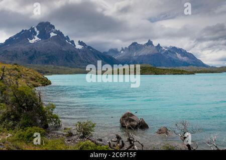 Blick über den Lago Pehoe auf die Torres del Paine im Nationalpark Torres del Paine in Patagonien in den Anden in Chile Stockfoto