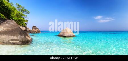 Schöner Strand und blauer Himmel auf Similan Inseln, Thailand. Urlaub Urlaub Urlaub Hintergrund Wallpaper. Blick auf den schönen tropischen Strand. Panorama der Reise Summe Stockfoto