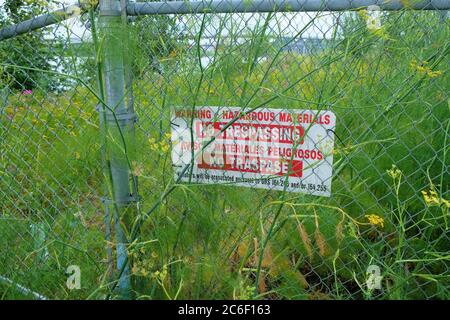 Englisch-Spanisch zweisprachiges Warnschild warnt Menschen vor dem Eindringen in einen Bereich mit gefährlichen Materialien: Kein Eindringen; Portland, Oregon. Stockfoto