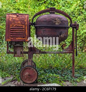 Vintage rostiger Zementmischer Stockfoto