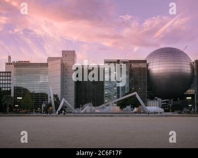 Nagoya, Aichi, Japan - Nagoya City Science Museum im Sonnenuntergang. Violette und rosa Abstufung. Sphere-Architektur. Wahrzeichen Gebäude. Einzigartiges Design. Stockfoto