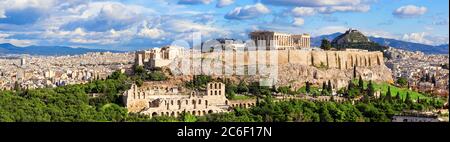 Panorama von Athen mit Akropolis Hügel, Griechenland. Die Akropolis von Athen befindet sich auf einem felsigen Ausbiss über der Stadt Athen und enthält die Überreste o Stockfoto