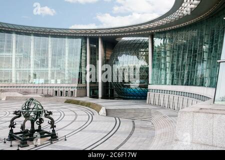 SHANGHAI, CHINA - 21. März 2012: Shanghai Wissenschaft und Technologie Museum mit einem antiken Erdbeben Vorhersage Ausrüstung vor dem Eingang des Stockfoto