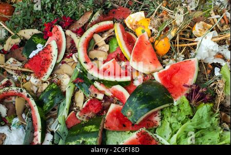 Kompost und Kompostierung der Erde als Kompostierung Haufen verrottet Küchenreste Stockfoto