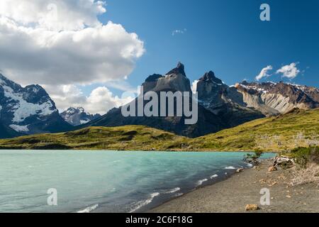 Blick über den Lago Nordenskjöld Richtung Cuerno Principal und Cuernos del Paine im Torres del Paine Nationalpark in Patagonien in den Anden in Chile Stockfoto