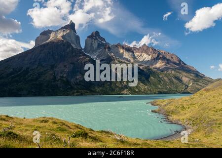 Blick über den Lago Nordenskjöld Richtung Cuerno Principal und Cuernos del Paine im Torres del Paine Nationalpark in Patagonien in den Anden in Chile Stockfoto