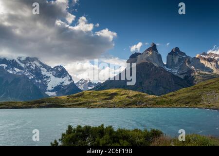 Blick über den Lago Nordenskjöld Richtung Cuerno Principal und Cuernos del Paine im Torres del Paine Nationalpark in Patagonien in den Anden in Chile Stockfoto