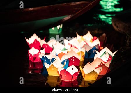 Farbe asiatische Papierlaternen reflektieren Licht auf Wasser Stockfoto