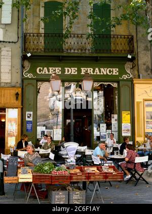 L'isle sur la Sorgue, Frankreich - August 11,2019: Bauernmarkt vor dem Cafe de France am Place de la Liberte, Provence, Luberon, Europa Stockfoto