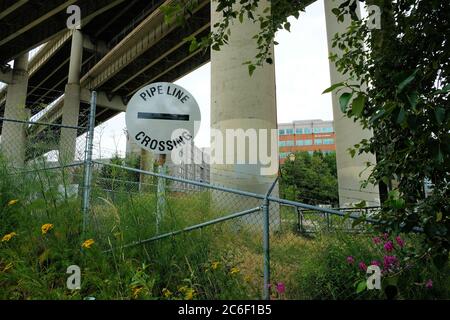 Pipeline Crossing Warnschild entlang des Willamette River in Portland, Oregon, USA; Vorsicht bei Booten, die im Fluss ankern oder baggern. Stockfoto