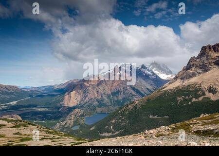 Blick Richtung Laguna Azul, Laguna Verde und Cerro Electrico vom Weg nach Loma del Diablo in Patagonien bei El Chalten in den argentinischen Anden Stockfoto