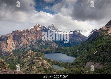 Blick Richtung Laguna Azul, Laguna Verde und Cerro Electrico vom Weg nach Loma del Diablo in Patagonien bei El Chalten in den argentinischen Anden Stockfoto