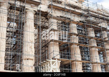 Fragment des Parthenon, ein archaischer Tempel, der auf der Akropolis von Athen gelegen ist Stockfoto