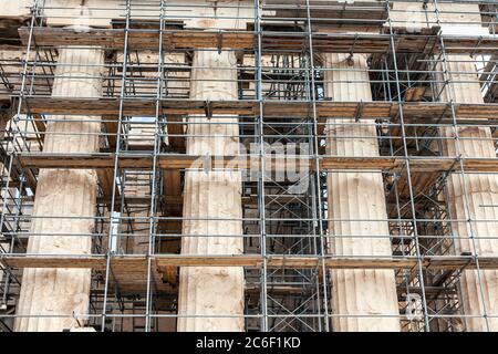 Fragment des Parthenon, ein archaischer Tempel, der auf der Akropolis von Athen gelegen ist Stockfoto