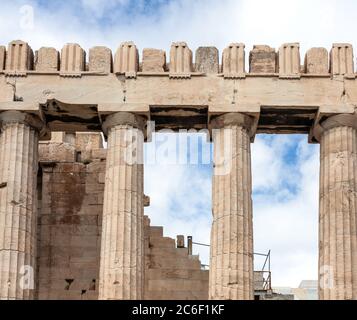 Fragment des Parthenon, ein archaischer Tempel, der auf der Akropolis von Athen gelegen ist Stockfoto