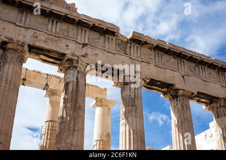 Fragment des Parthenon, ein archaischer Tempel, der auf der Akropolis von Athen gelegen ist Stockfoto