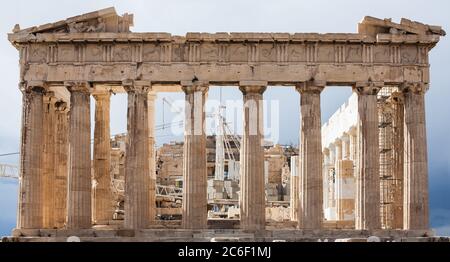Fragment des Parthenon, ein archaischer Tempel, der auf der Akropolis von Athen gelegen ist Stockfoto