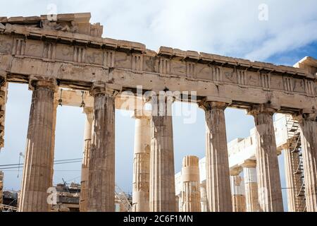Fragment des Parthenon, ein archaischer Tempel, der auf der Akropolis von Athen gelegen ist Stockfoto