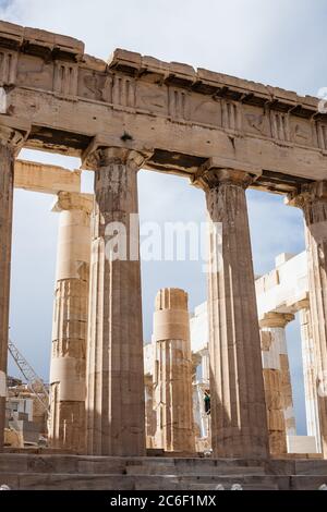 Fragment des Parthenon, ein archaischer Tempel, der auf der Akropolis von Athen gelegen ist Stockfoto