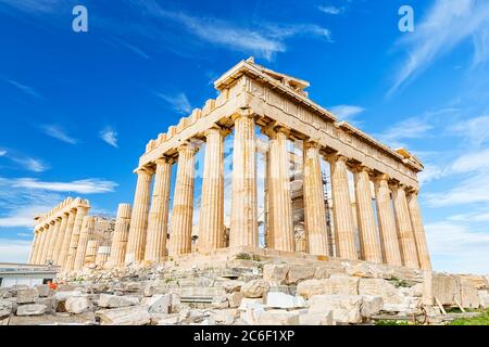 Parthenon Tempel in sonnigen Tag. Akropolis in Athen, Griechenland. Der Parthenon ist ein Tempel auf der Athenian Akropolis in Griechenland, eingeweiht der Göttin an Stockfoto