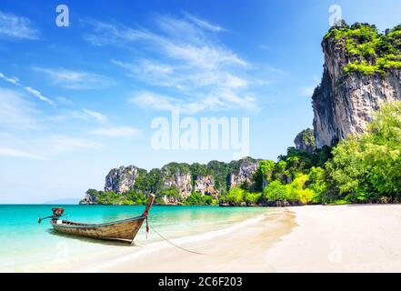 Thai traditionelle hölzerne Langschwanzboot und schönen Sand Railay Beach in Krabi Provinz. Ao Nang, Thailand. Stockfoto