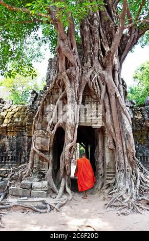 TA Som Tempel mit einem Mönch im Komplex Angkor Wat in Siem Reap, Kambodscha. TA Som, Teil der Khmer Angkor Tempelkomplex, beliebt bei Touristen alten la Stockfoto