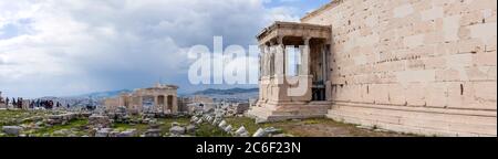 Athen.Griechenland.17. April 2018.Erechteion Tempel auf dem Akropolis-Hügel in Athen durch Gruppe von Touristen. Stockfoto