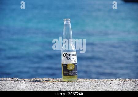 Ein feines Bier am Strand! Ich liebe Corona immer! <3 Stockfoto