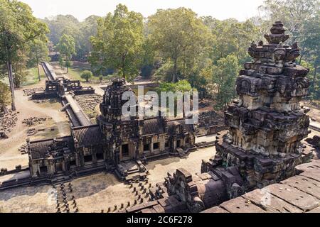 Panoramablick auf einen der Angkor Wat Tempel mit seinen Pfaden und Bäumen im Hintergrund an einem sonnigen Tag. Stockfoto