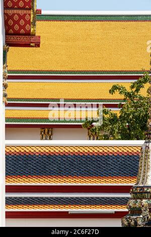 Nahaufnahme der bunten Dächer der Tempel von Bangkok an einem sonnigen Tag Stockfoto