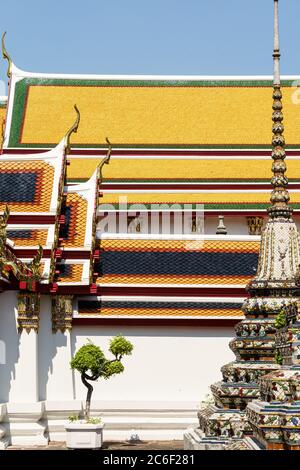 Nahaufnahme der bunten Dächer der Tempel von Bangkok an einem sonnigen Tag Stockfoto