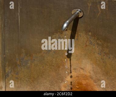 Reservoir mit Auslauf für Mineralwasser im Spa Stockfoto