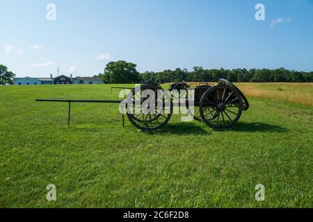 Ein Weitwinkelfoto eines Caissons auf dem Feld im Battlefield National Park in Manassas, dem Ort der Schlacht von Bull Run. Stockfoto