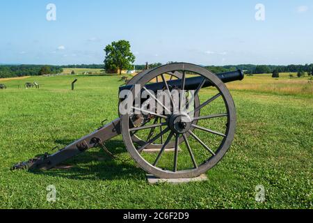 Weitwinkelfoto einer Kanone im Battlefield National Park, Ort der Schlacht von Bull Run im Bürgerkrieg. Stockfoto