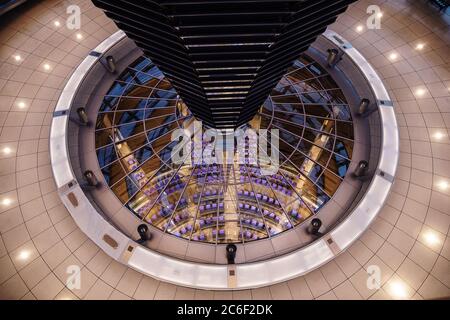 Innenansicht des Deutschen Bundestages im Reichstagsgebäude bei Nacht Stockfoto