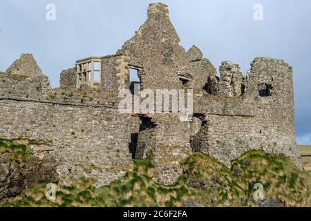 Alte Ruinen von Dunluce Castle in der Nähe von Portrush in der Grafschaft Antrim, Nordirland. Wird als Drehort für die Fernsehserie Game of Thrones verwendet Stockfoto