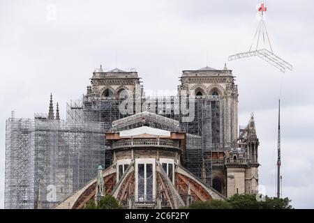 Paris, Frankreich. April 2019. Das am 9. Juni 2020 aufgenommene File-Foto zeigt die Kathedrale Notre Dame de Paris, die nach einem Großbrand am 15. April 2019 in Reparatur war. "Es wurde ein breiter Konsens" erzielt, um den Turm der Kathedrale Notre-Dame in der französischen Hauptstadt wieder aufzubauen, wie es vor dem Brand im April letzten Jahres war, sagte Kulturminister Roselyne Bachelot am Donnerstag gegenüber France Inter Radio und fügte hinzu, dass die endgültige Entscheidung dem Präsidenten Emmanuel Macron zukommt. Kredit: Gao Jing/Xinhua/Alamy Live Nachrichten Stockfoto