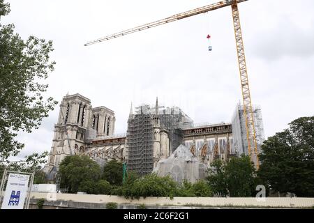 Paris, Frankreich. April 2019. Das am 9. Juni 2020 aufgenommene File-Foto zeigt die Kathedrale Notre Dame de Paris, die nach einem Großbrand am 15. April 2019 in Reparatur war. "Es wurde ein breiter Konsens" erzielt, um den Turm der Kathedrale Notre-Dame in der französischen Hauptstadt wieder aufzubauen, wie es vor dem Brand im April letzten Jahres war, sagte Kulturminister Roselyne Bachelot am Donnerstag gegenüber France Inter Radio und fügte hinzu, dass die endgültige Entscheidung dem Präsidenten Emmanuel Macron zukommt. Kredit: Gao Jing/Xinhua/Alamy Live Nachrichten Stockfoto