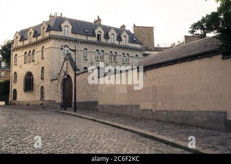 Leere Pariser gepflasterte Straße mit einem alten Haus im Hintergrund Stockfoto