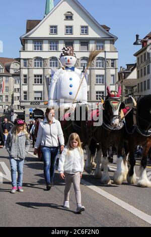 Zürich, Schweiz - 23. 2017. April: Sechselauten Parade mit Boogg Figur, die den Winter symbolisiert und am Ende der Parade verbrannt wird. Sechs Stockfoto