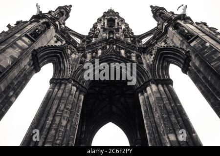 Blick auf das Scottish Monument in der Stadt Edinburgh an einem bewölkten Tag. Schwarz und Weiß Stockfoto