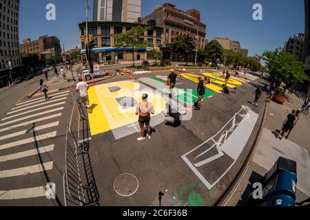 Lokale Künstler malen am Samstag, 4. Juli 2020, ein massives Wandgemälde „Black Lives Matter“ auf dem Adam Clayton Powell Blvd in Harlem in New York. (© Richard B. Levine) Stockfoto