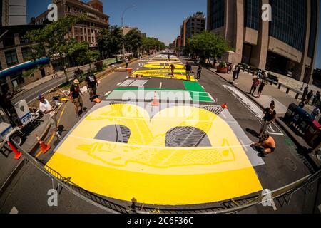 Lokale Künstler malen am Samstag, 4. Juli 2020, ein massives Wandgemälde „Black Lives Matter“ auf dem Adam Clayton Powell Blvd in Harlem in New York. (© Richard B. Levine) Stockfoto