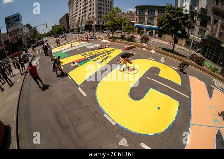 Lokale Künstler malen am Samstag, 4. Juli 2020, ein massives Wandgemälde „Black Lives Matter“ auf dem Adam Clayton Powell Blvd in Harlem in New York. (© Richard B. Levine) Stockfoto